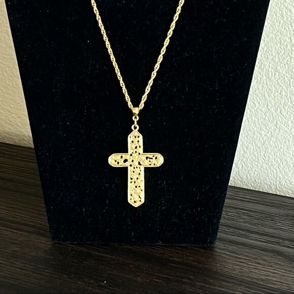 1928 Jewelry Company Cross Pendant Necklace Openwork Rose Pattern 30 In - Picture 4 of 9